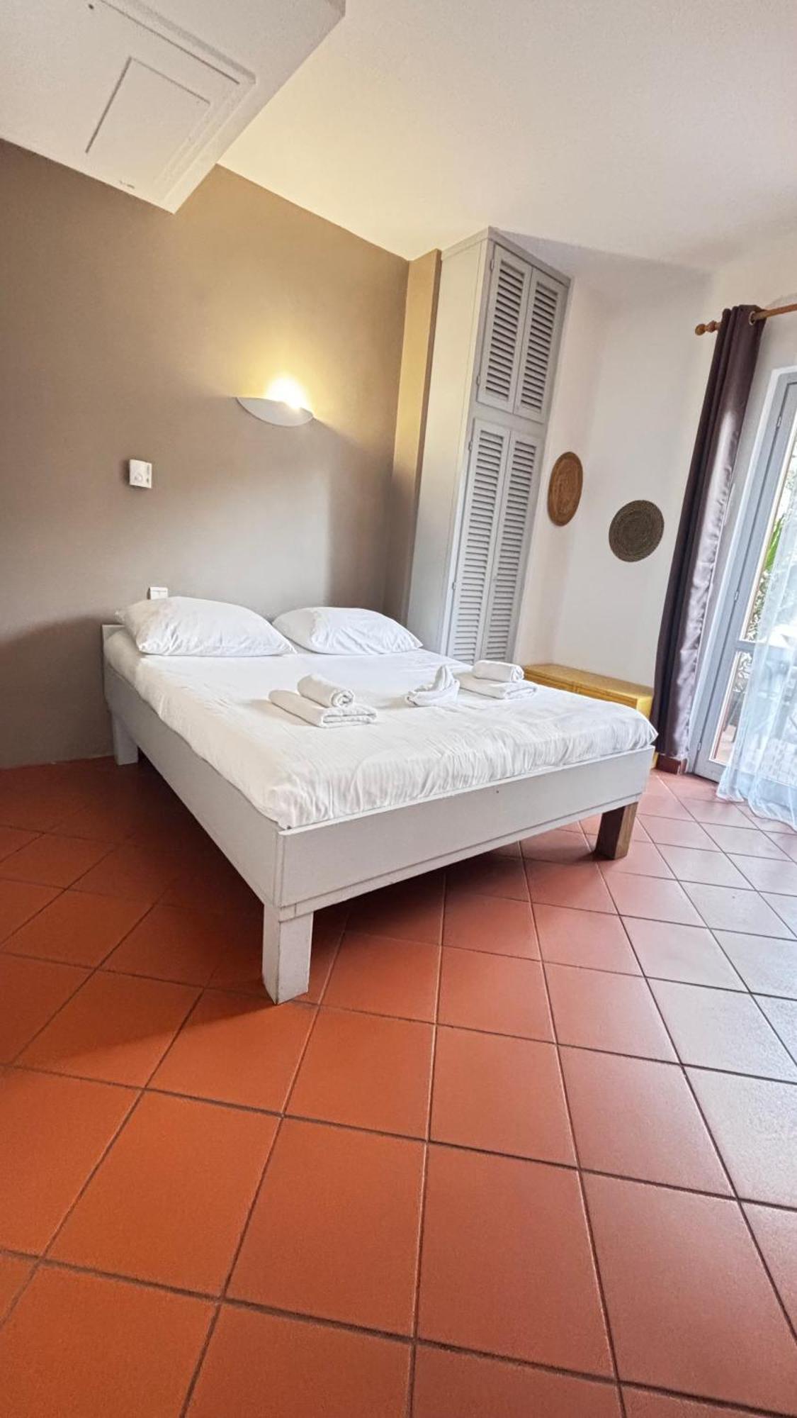 לה לבאנדו Hotel La Bastide מראה חיצוני תמונה